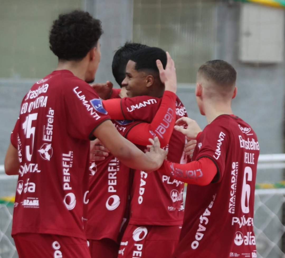 ATL�NTICO VENCE FORA DE CASA O JAGUAR�O FUTSAL 