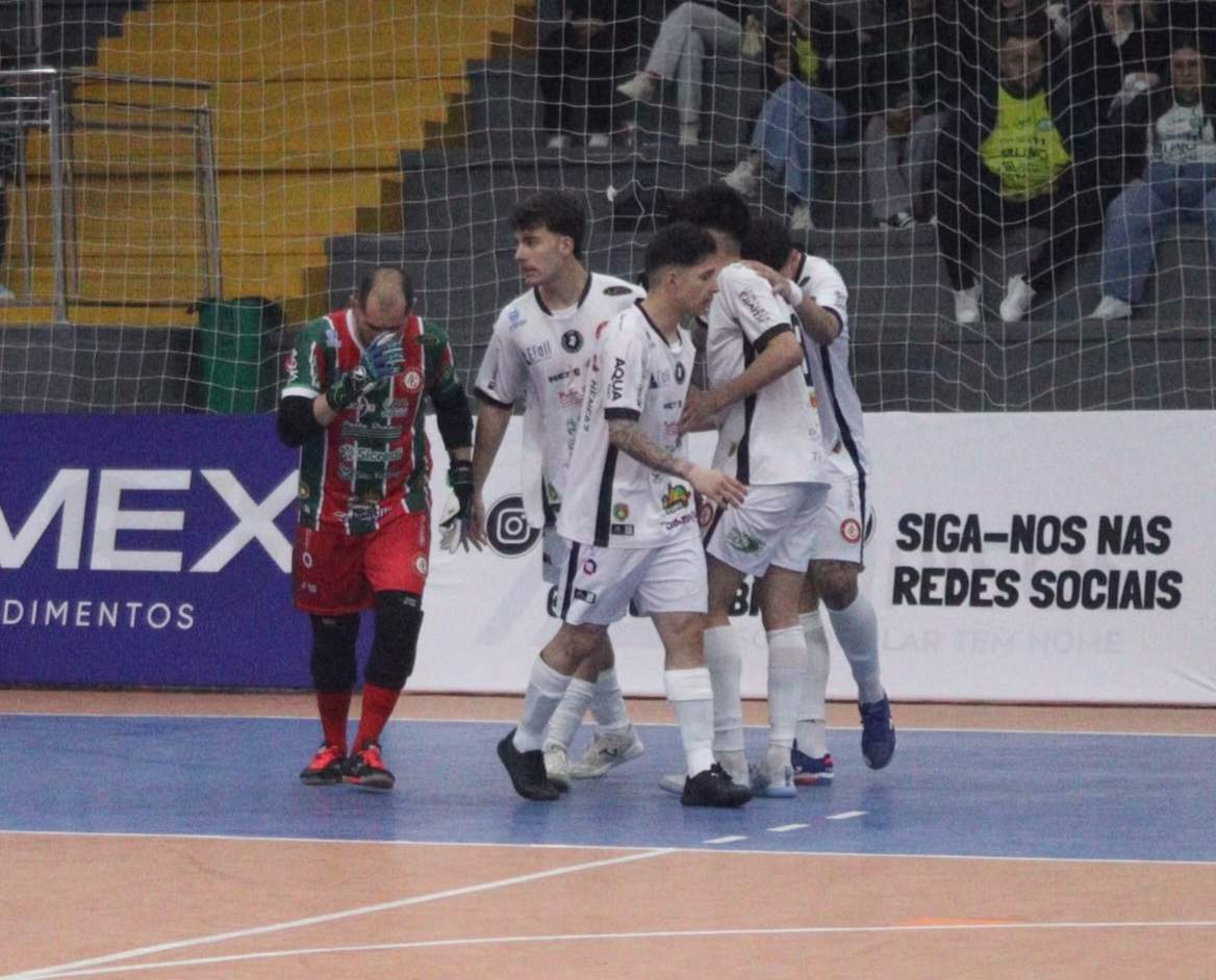 AGE ESTREIA COM VIT�RIA EM CIMA DOS DONOS DA CASA NA COPA SUL