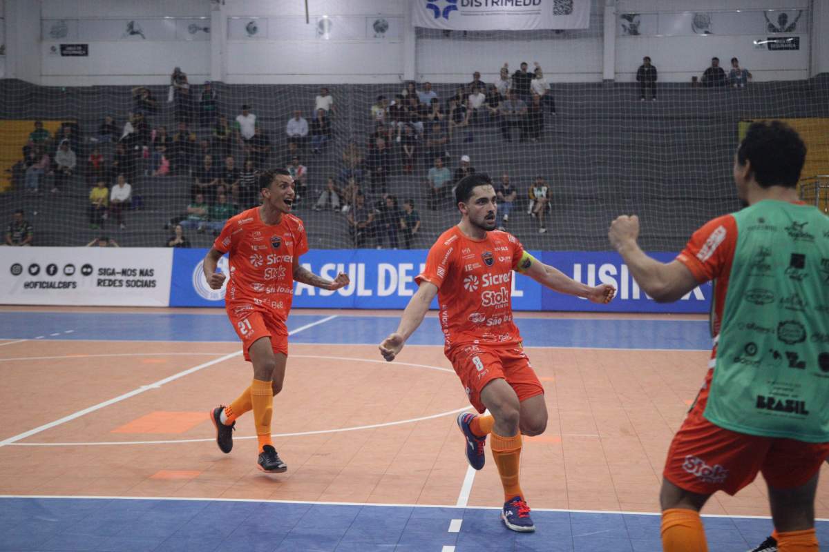 PASSO FUNDO FUTSAL VENCE JARAGU� E JA EST� NA SEMIFINAL DA COPA SUL