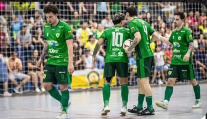 AVF VENCE PE�AROL E TERMINA PRIMEIRA FASE EM 2� NO GRUPO C